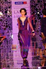 Model walks the ramp for Manish Malhotra Show at Lakme Winter fashion week day 4 on 20th Sept 2010 (51).JPG